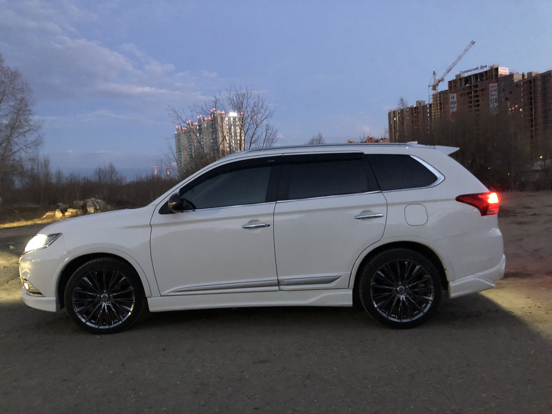 Тюнинг митсубиси аутлендер 3. Mitsubishi Outlander 3 2013 тюнинг. Outlander 3 тюнинг. Тюнингованный Аутлендер 3.