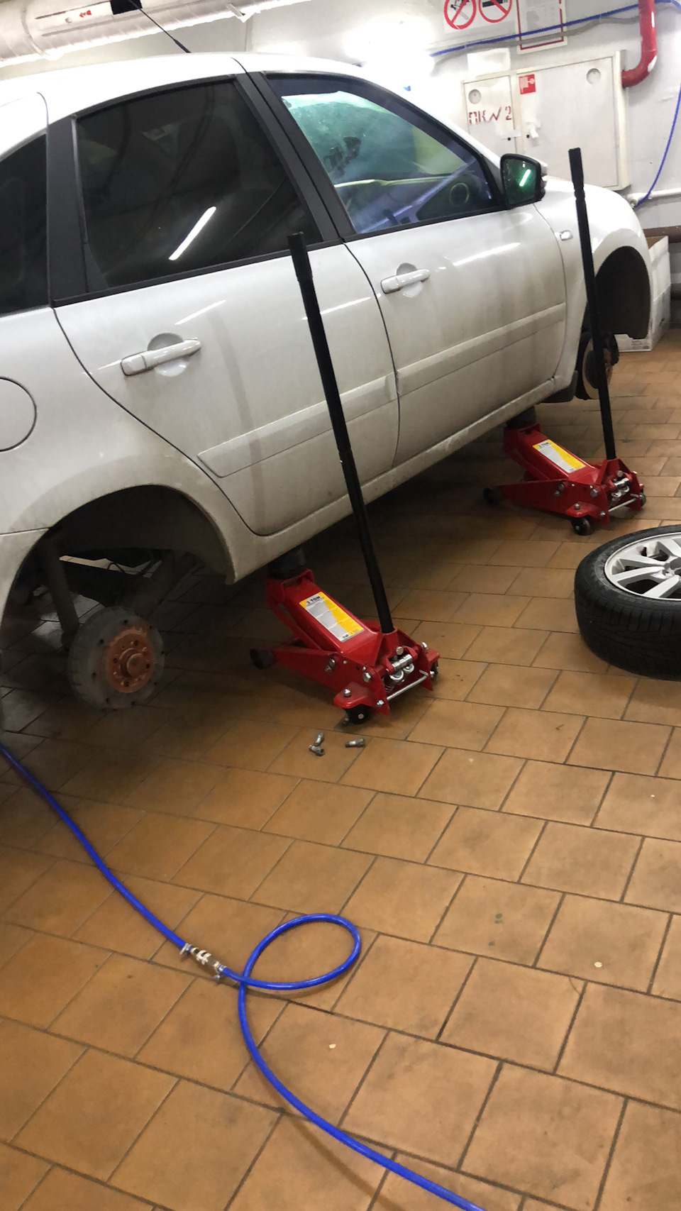 Смена резины — Lada Гранта лифтбек, 1,6 л, 2017 года | шины | DRIVE2