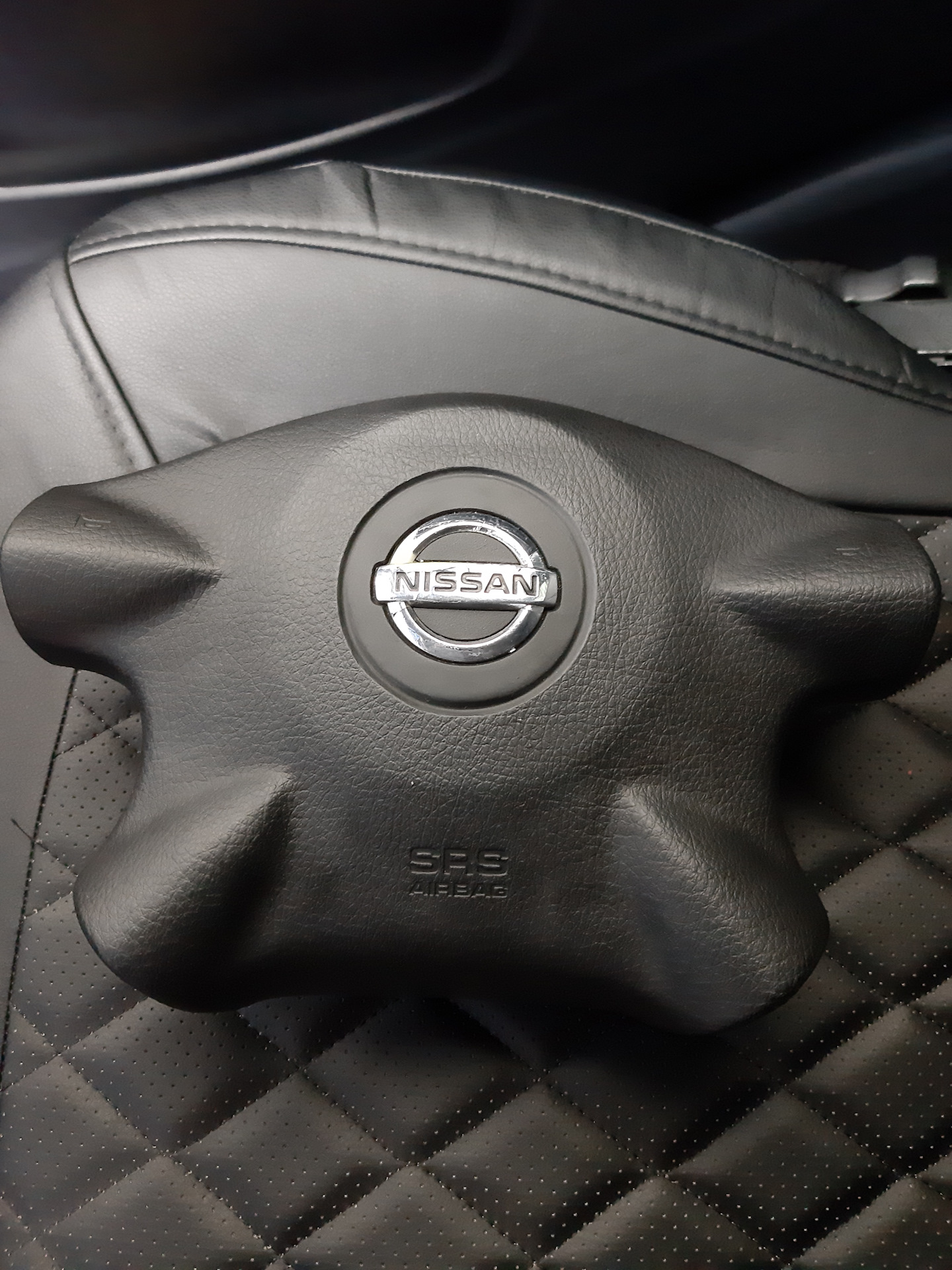 Подушка безопасности водителя. Nissan SRS airbag. SRS airbag подушка. Nissan SRS airbag машина. Ниссан СРС аирбаг.