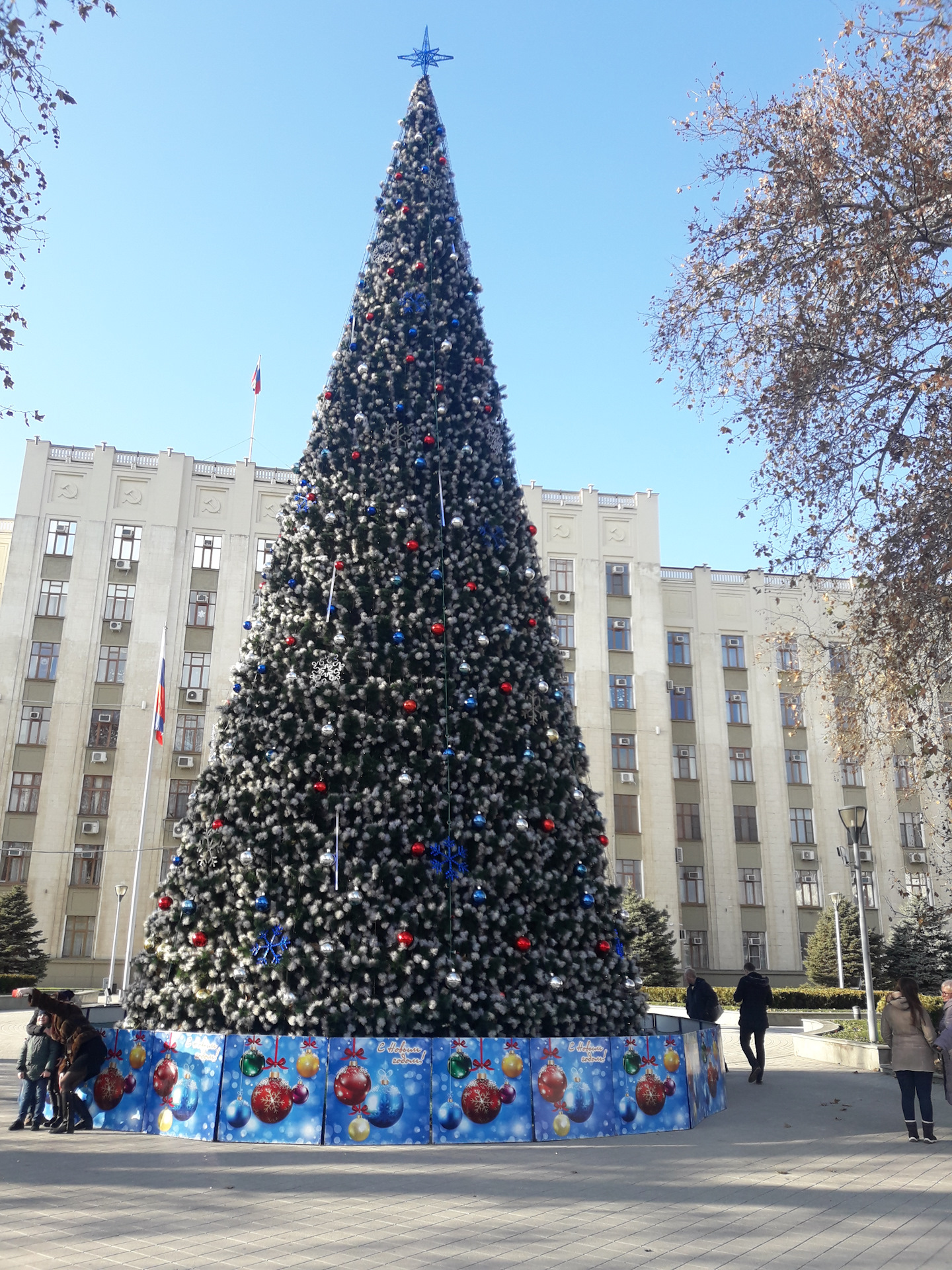 Новогодняя елка дома. Шарья елка. Рождественская елка вашингтон. Елка у лестницы в доме. Елка рядами.