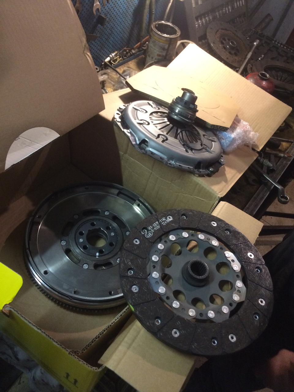 Замена маховика и сцепления в сборе — Audi A6 (C5), 1,9 л, 2002 года ...