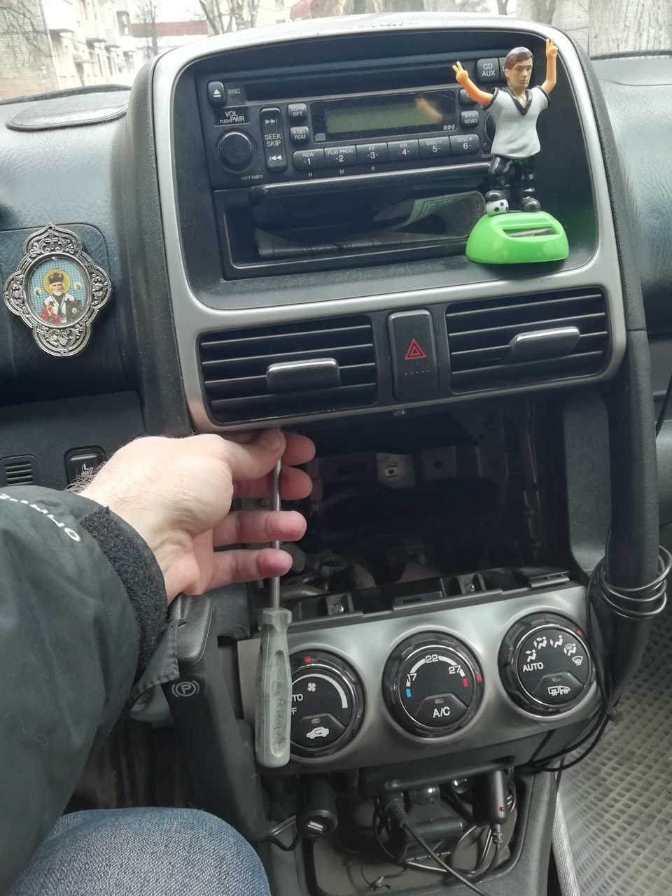 Как снять магнитолу crv