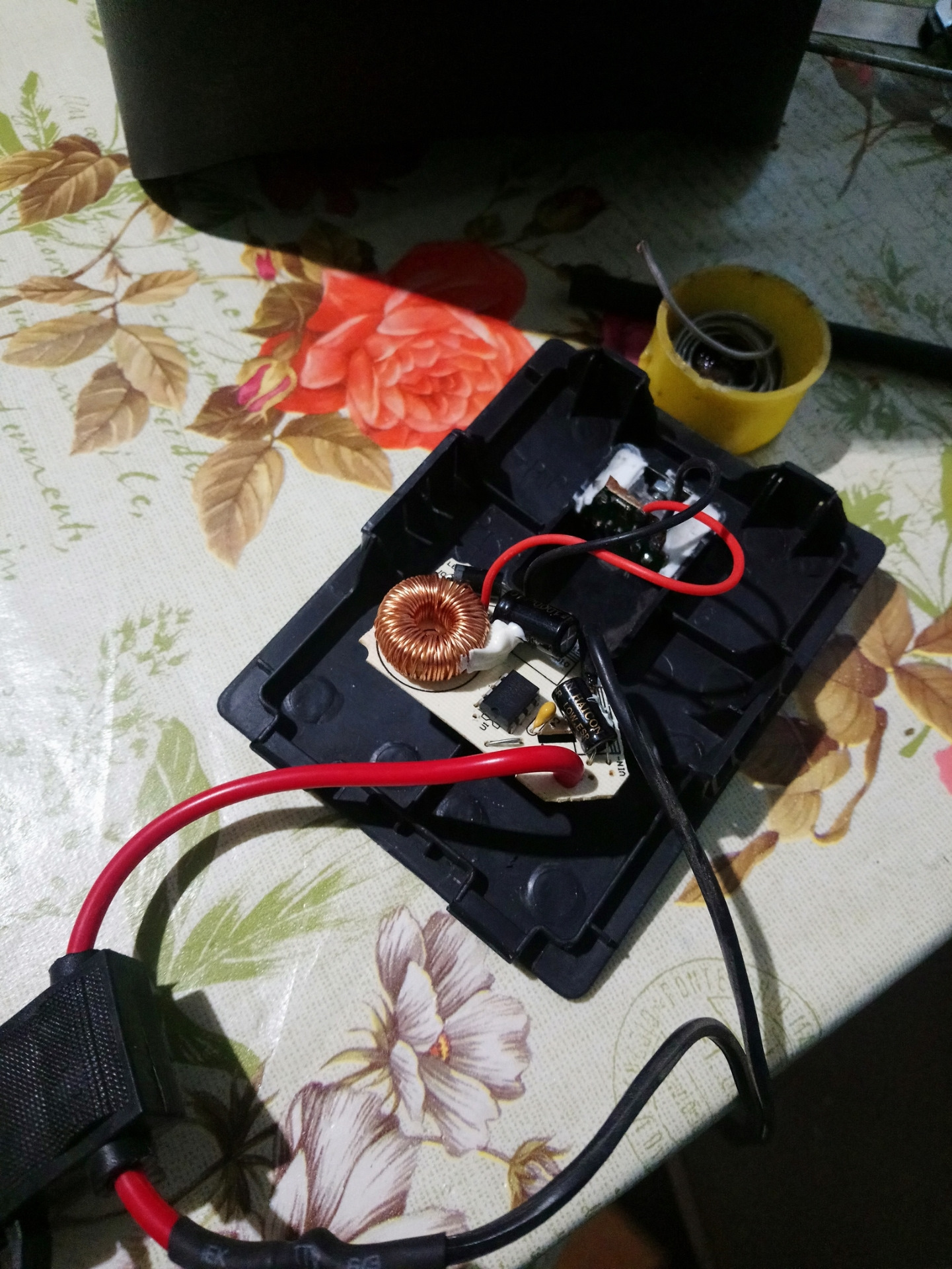 USB порт для зарядки задних пассажиров — Mazda 626 IV (GE), 1,8 л, 1996 ...