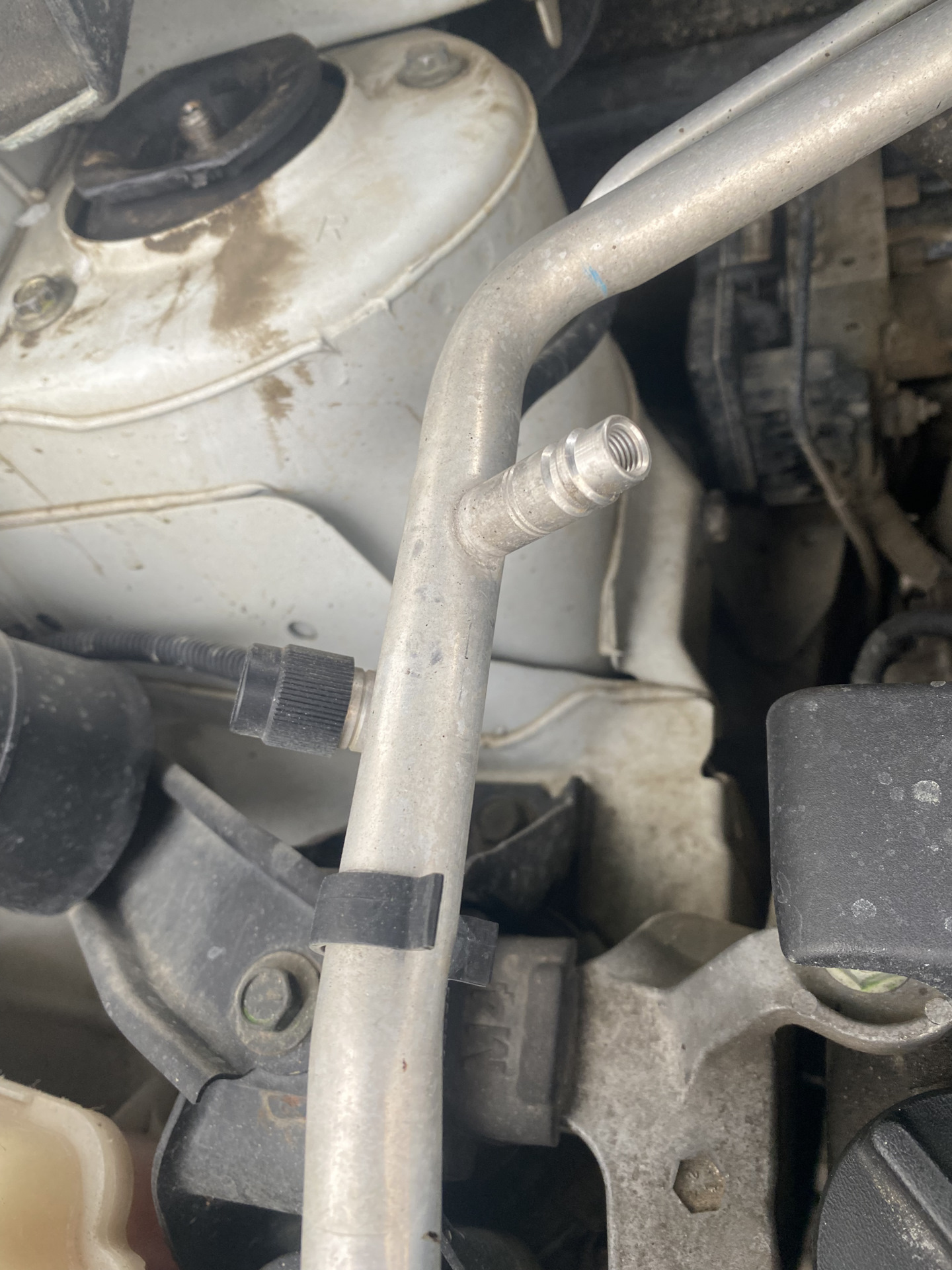 Колпачок трубки кондиционера Nissan — Nissan Qashqai+2, 2 л, 2012 года ...