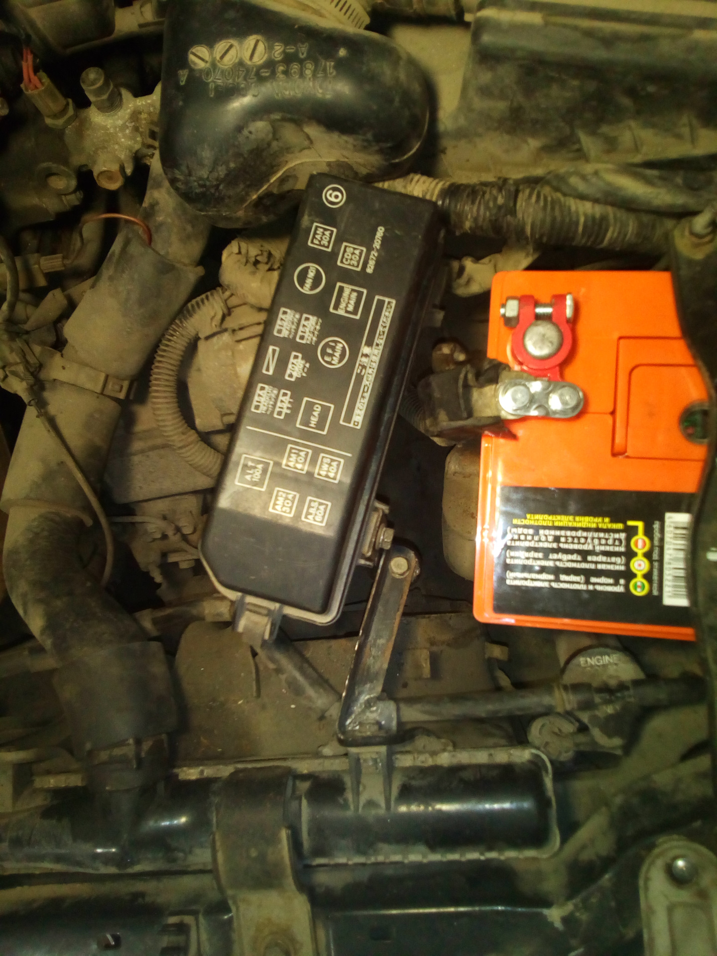 Крепление блока предохранителей и ЗВЕРРРРРСКИЙ АКБ. — Toyota Corona ...