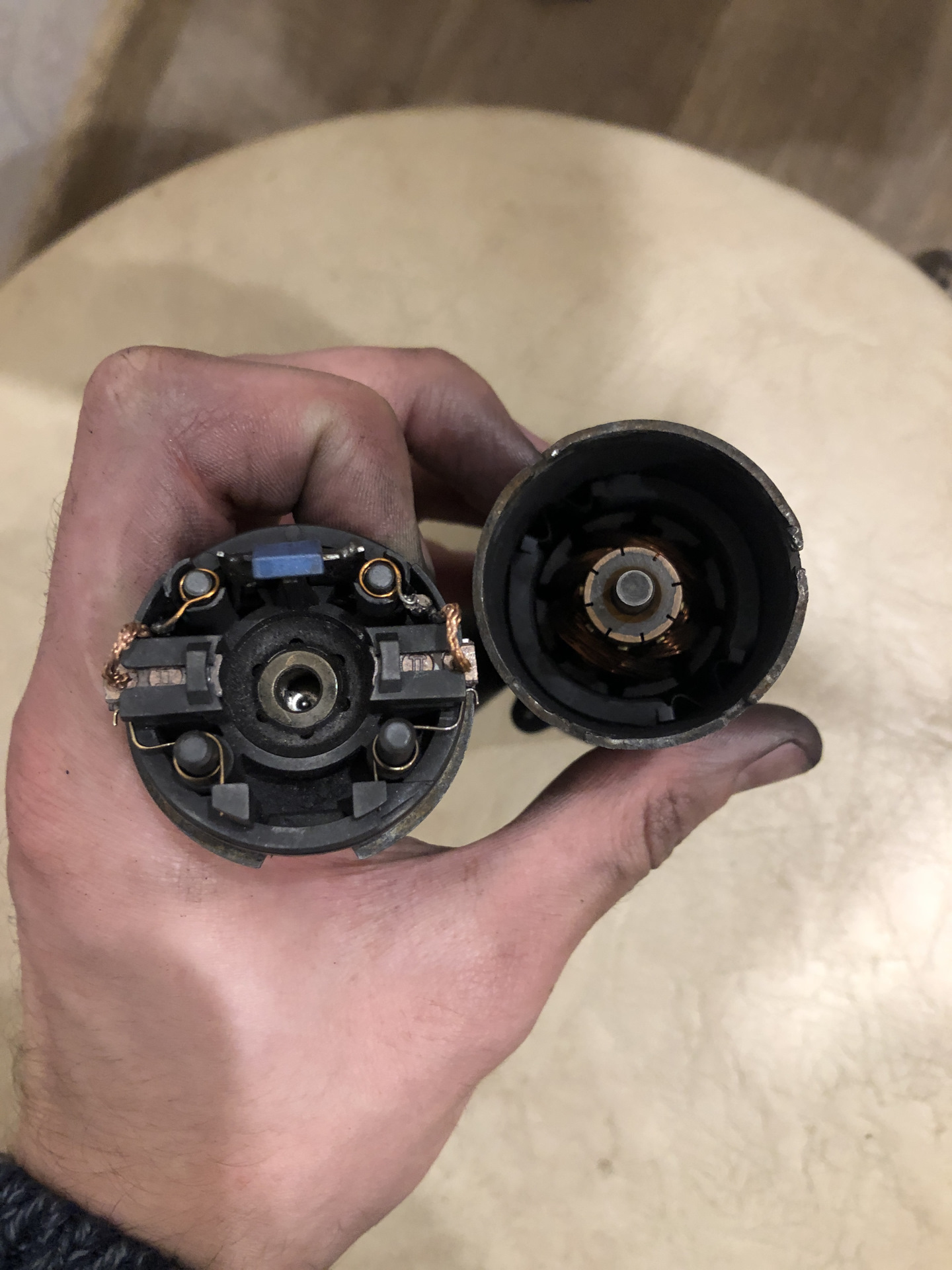 Замена щеток в дополнительной помпе — Volkswagen Sharan (1G), 1,9 л ...