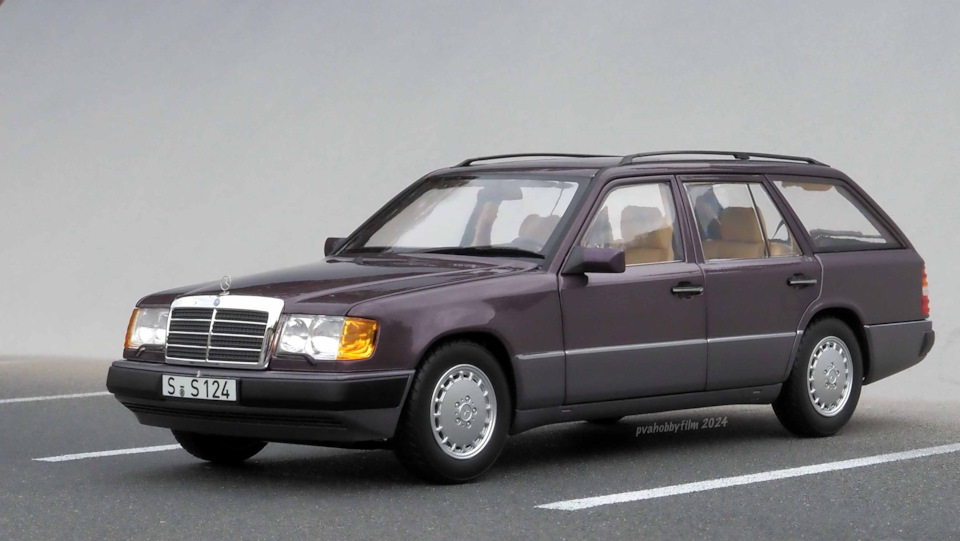 NOREV製 S124前期型　未使用、未開封　1/18 Norev 1:18 Mercedes-Benz 300D Tモデル (S124) 建設年 1990 青