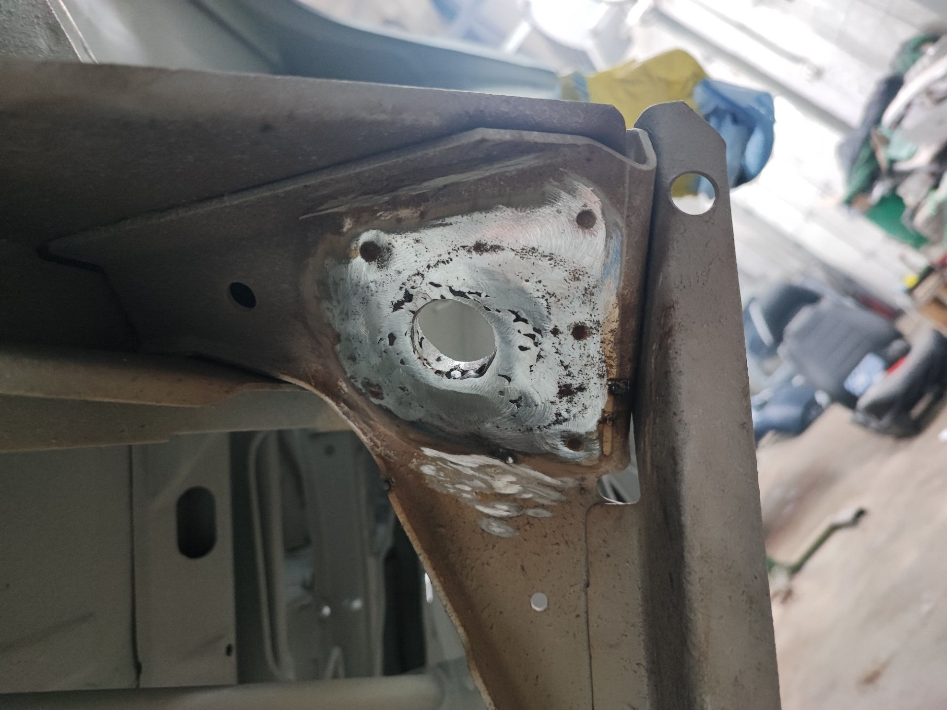 Ремонт отверстий растяжек — Volkswagen Caravelle (T3), 1,6 л, 1989 года ...