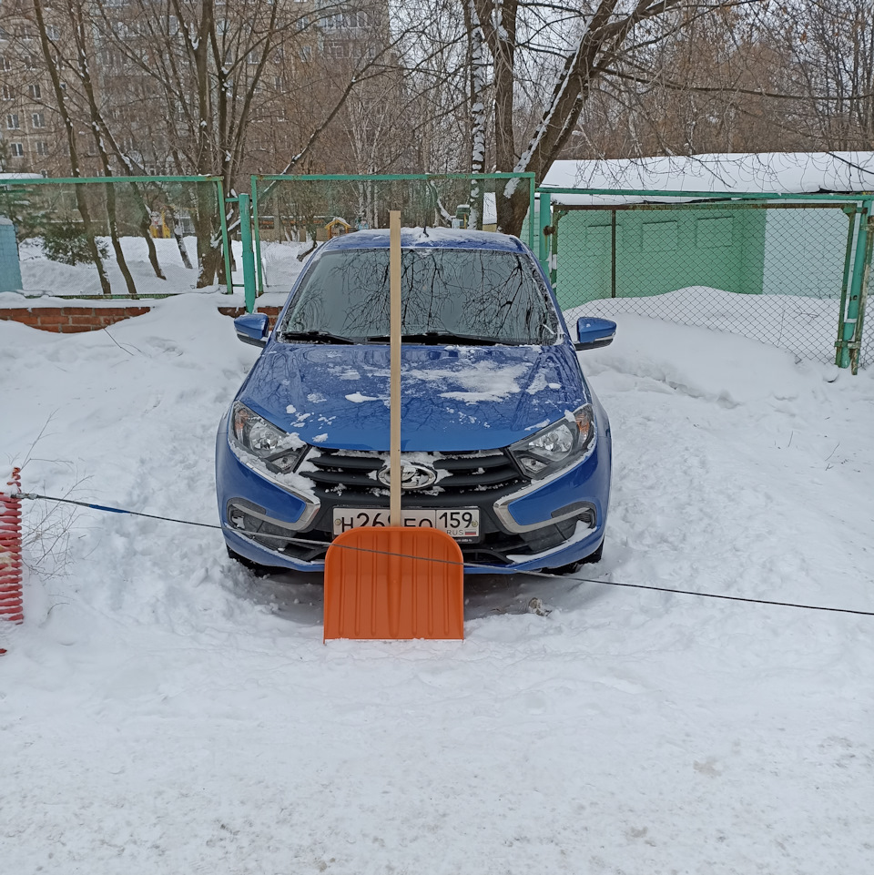 Русская зимняя забава…почистить снег с машины — Lada Гранта (2G) FL, 1,6 л,  2020 года | просто так | DRIVE2