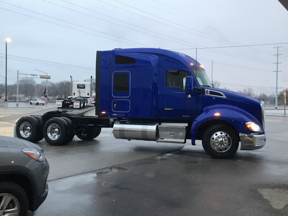 Сделали уже после 22-х часов. И снова этот молодой улыбчивый американец объясняет мне, какую работу они провели и объявляет цену: 3200$! (Я ещё менял масло и страховочный замок капота тоже поменял) И как то нервно берет бумаги и убирает со стола. Я говорю: -Могу я бумаги посмотреть? И он опять как то нехотя протянул бумаги мне. И ШО я вижу, друзья? Мою собственную уже оплаченную ось я должен оплатить снова! +1300$! -Позвольте, говорю я, — У меня все ходы записан! Вот чек, вот фотографии! Это моя запчасть! А дальше начался цирк! Сначала мы сходили в мою машину (хотел посмотреть, не лежит ли ось в траке), потом минут 15 с кем-то разговаривал по телефону, потом пошёл на склад и там они шушукались ещё минут 15, потом он опять куда-то звонил… Короче это длилось ровно час! 60 минут! После чего он убрал эту часть из компьютера и выписал билл (чек) на 1999$ — Kenworth T2000