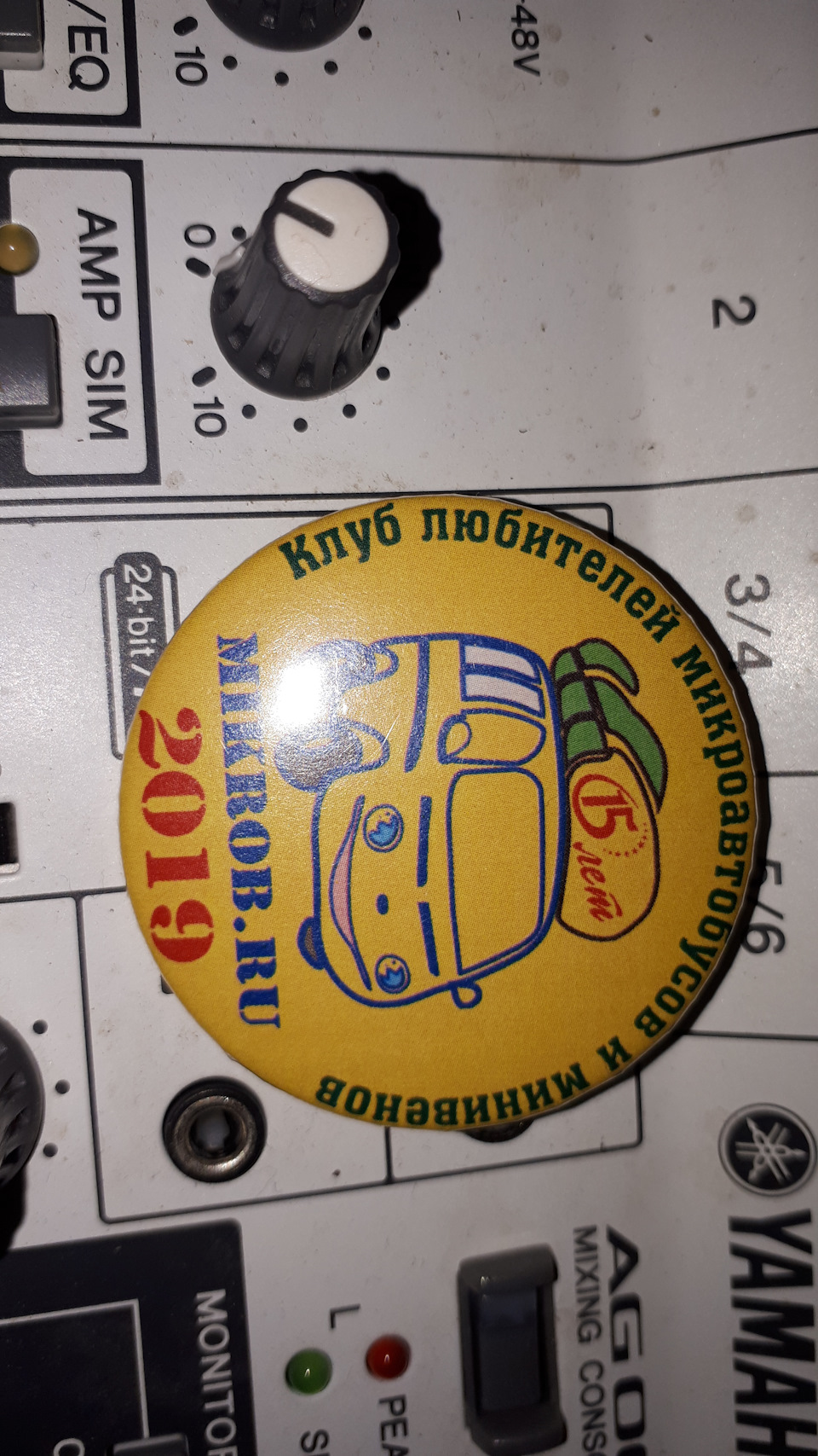 Значок. Выдавали детям вместе со сладким подарком — Mazda Bongo Friendee