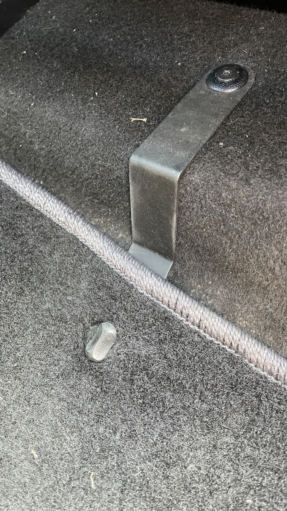 Небольшая прорезь в ковре с помощью канц.ножа — Mazda 3 (1G) BK