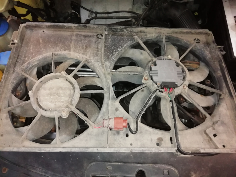 Блок управления вентиляторами — Volkswagen Caddy (3G), 2 л, 2007 года ...