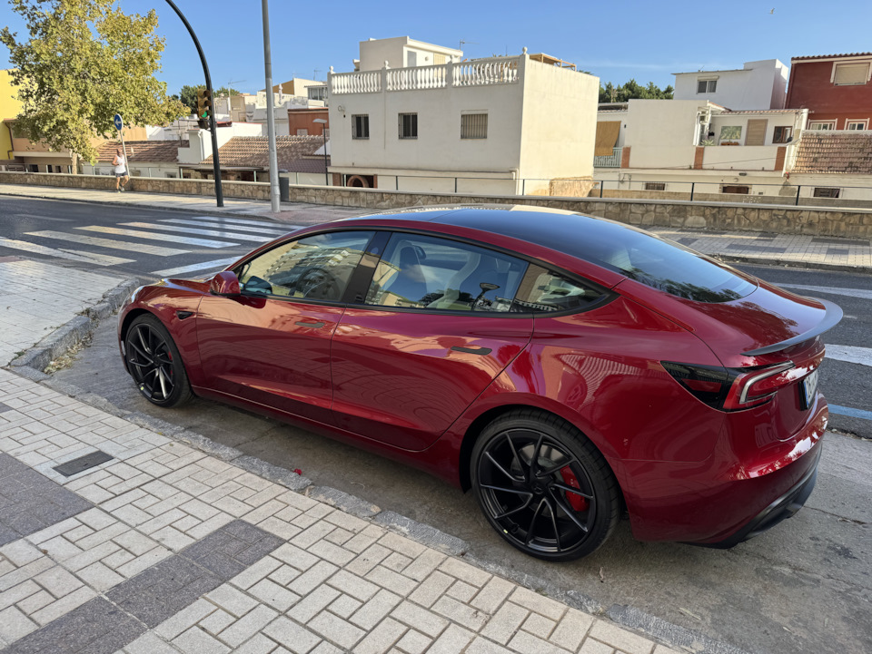 Тесла красная. Тесла 2024 фото. Тесла 2024 фото. Тесла модель 3 2024. Tesla 2024.