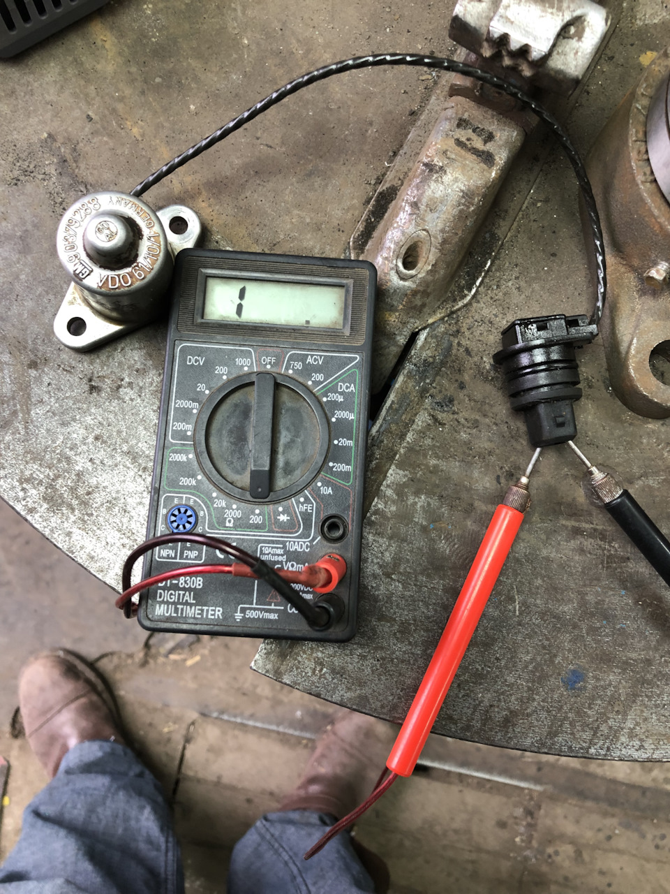 Снять датчик уровня масла. 2. Датчик уровня масла 4g92. Датчик уровня масла на кадди 2004 г дизель. Opel vectra 2.