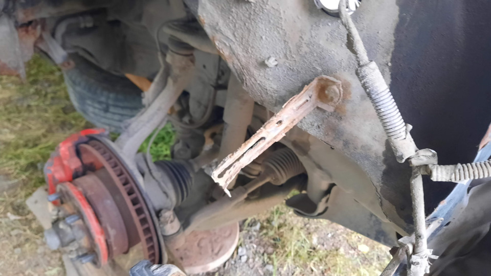 Этот сгнивший кронштейн заменен на самодельный — Toyota Land Cruiser 100