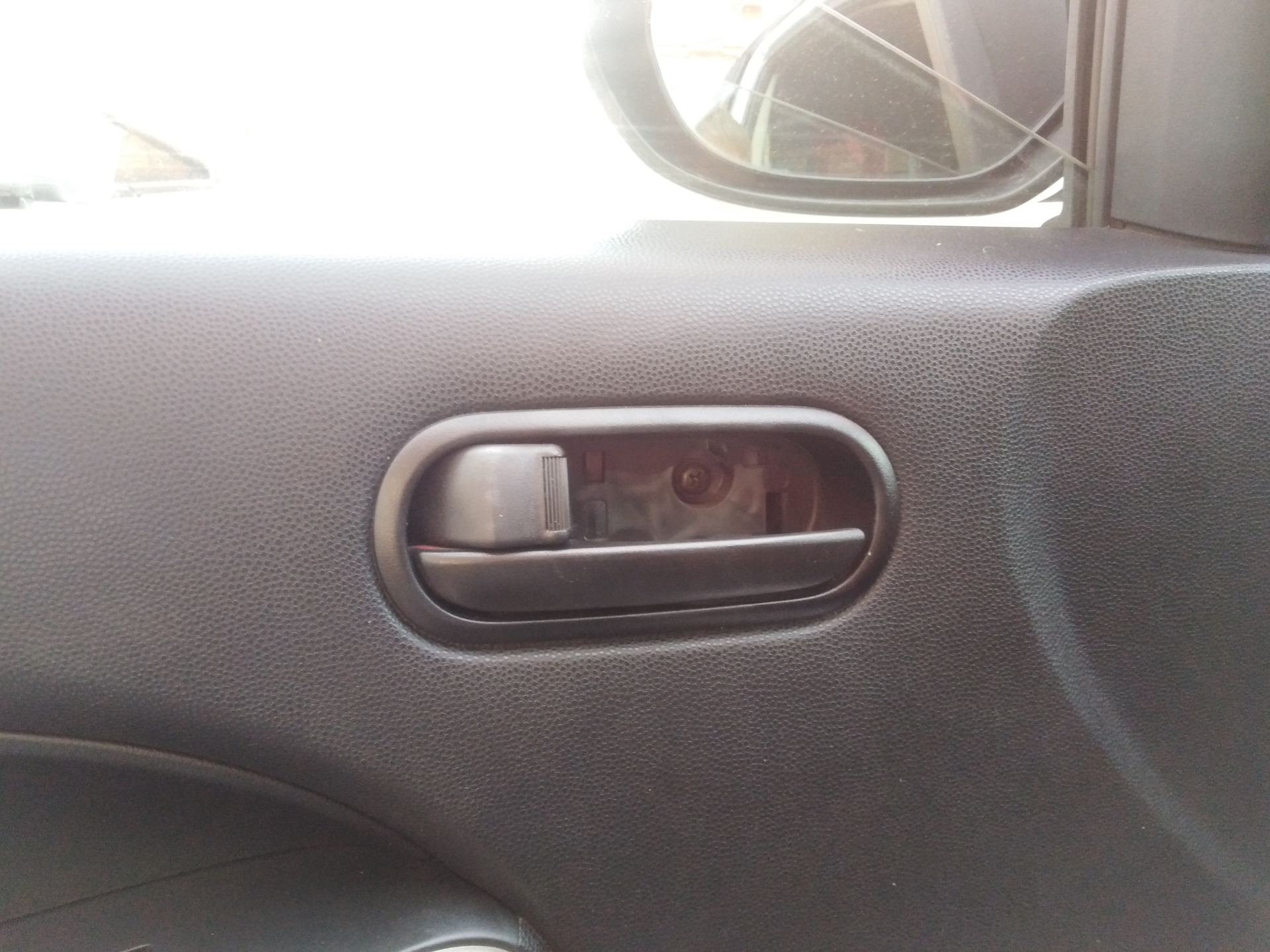 Двери мазда демио купить. Кнопка двери Mazda Demio. Дверные карты Мазда Демио. Левая внутренняя ручка двери на мазду трибьют. Обшивка водительской двери Мазда протеже.