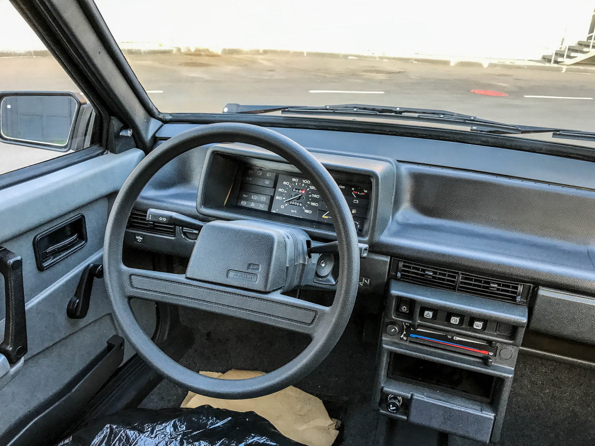 Ваз 21093 характеристики. ВАЗ 21093. ВАЗ 21093 новая. ВАЗ 21093 1990 года. ВАЗ 2109 короткокрылая салон