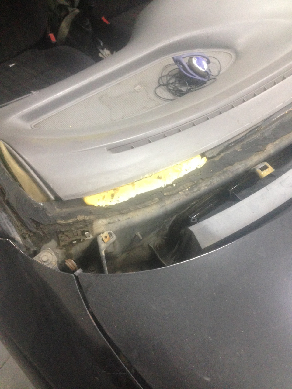 Переклейка лобового стекла — Ford Mondeo I, 1,8 л, 1994 года | своими ...