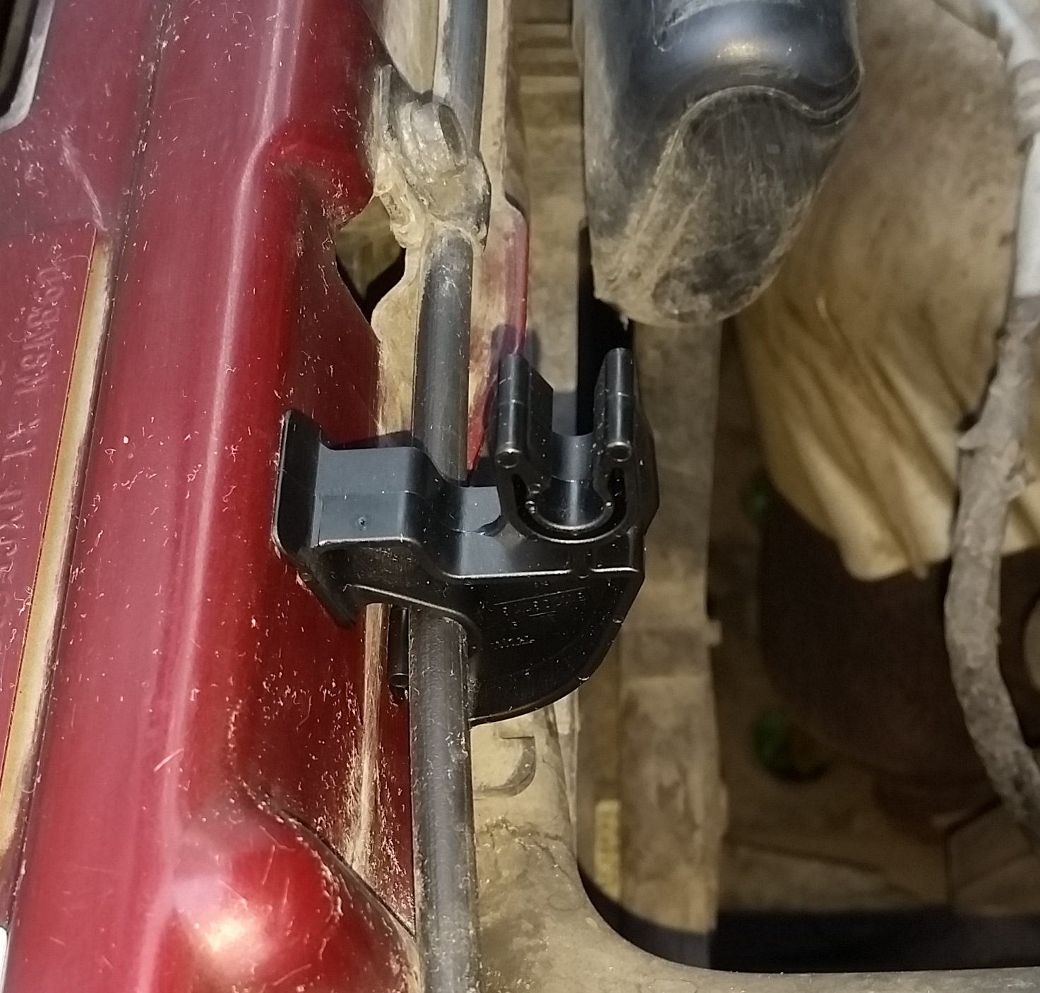 Фиксатор держателя капота — Opel Corsa C, 1,2 л, 2002 года | поломка ...