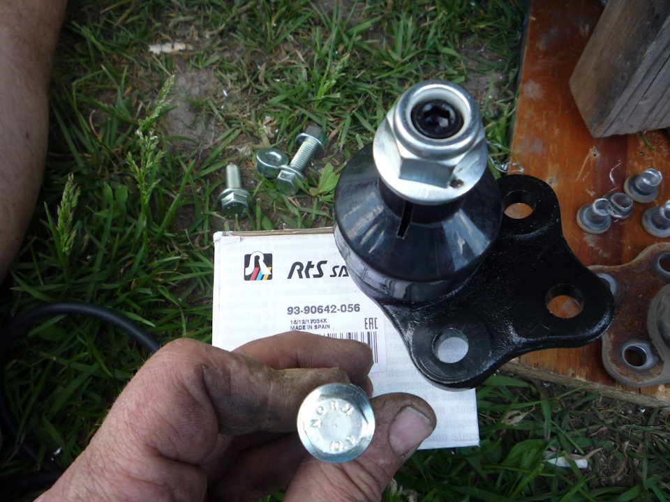 шаровая и комплект болтов. — Ford S-Max (1G). Запчасти на фото: 9390642056