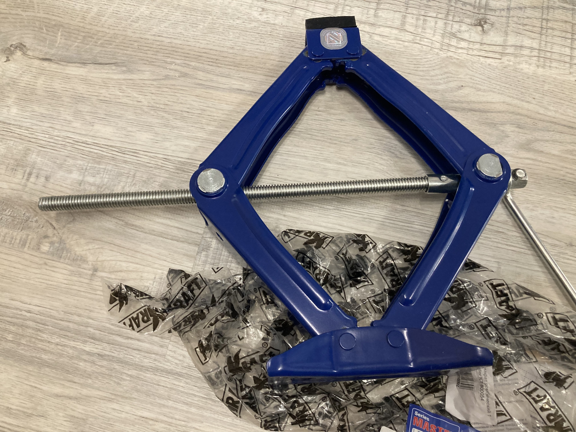 81. Домкрат ромбик Kraft 1,75т KT800054 — Lada 21102, 1,5 л, 2001 года ...