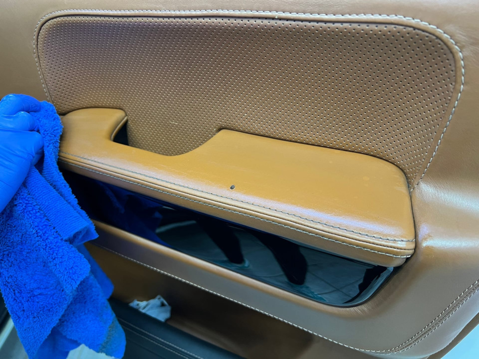 Как убрать прожог на кожаном подлокотнике авто? — DRIVE2