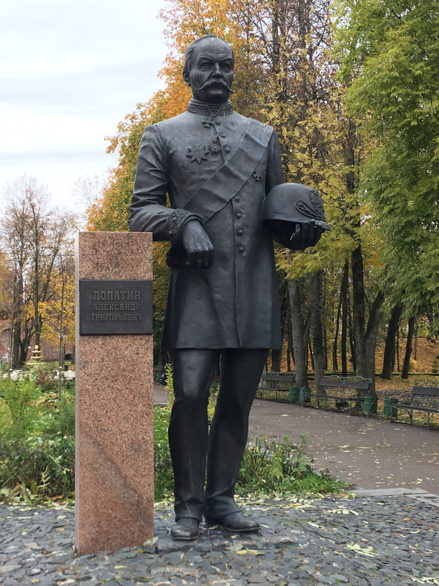 Сад смоленск. Лопатинский сад Смоленск. Памятник в Лопатинском саду Смоленск. Смоленск Лопатинский сад Лопатин. Лопатинский парк памятники в Смоленске.