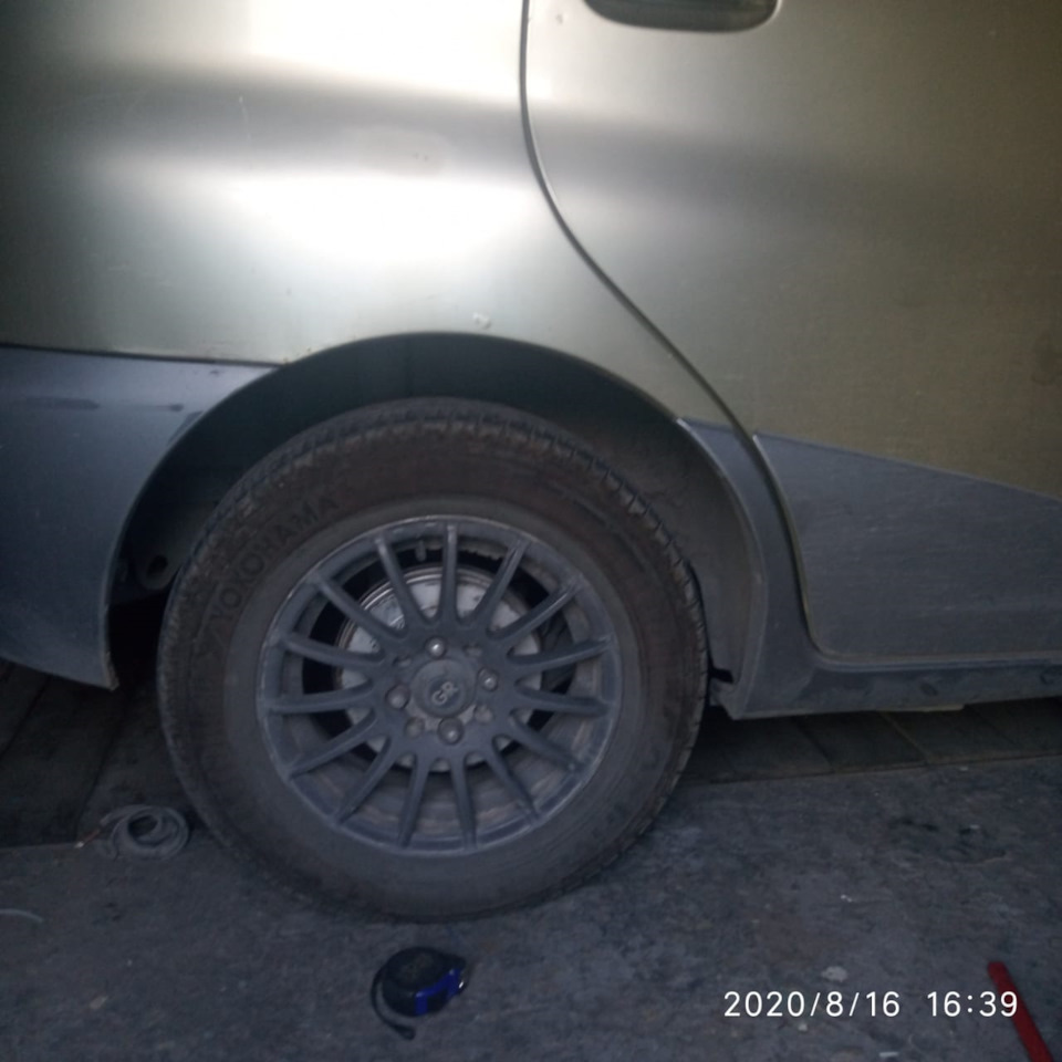 вот что вышло — Toyota Funcargo. Запчасти на фото: B1616