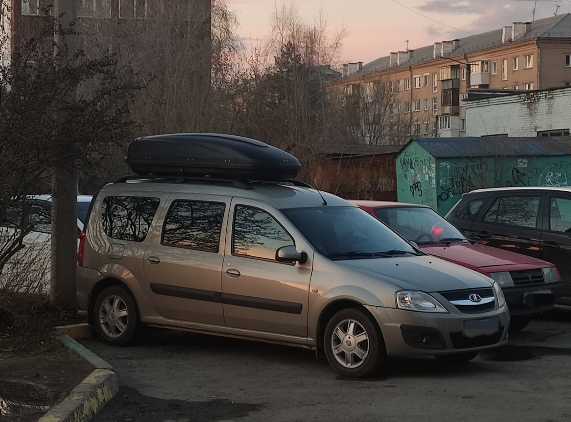 Автобокс на крышу ларгус. Автобокс на крышу автомобиля Ларгус.