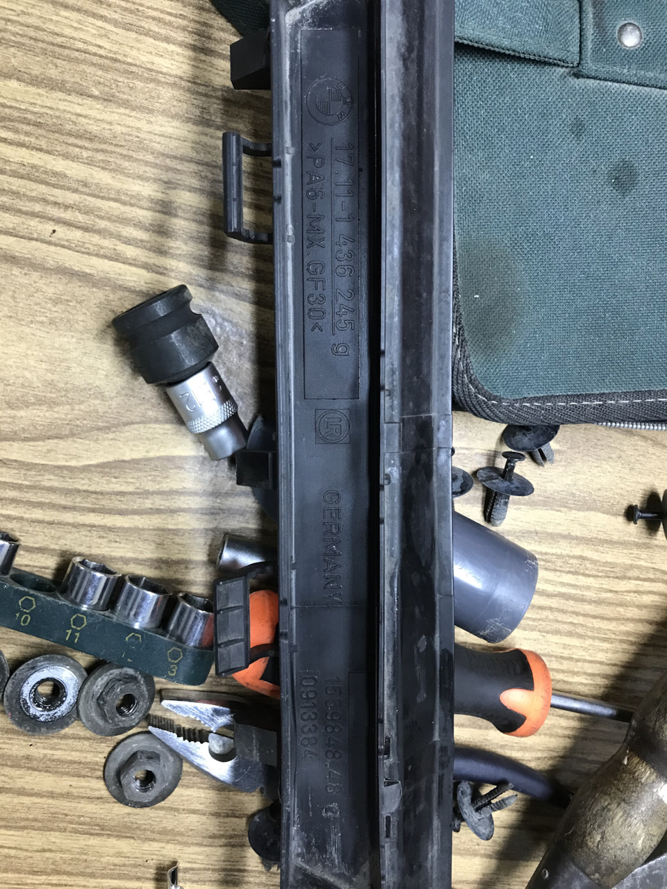 Уплотнитель BMW 17111436245 — BMW 3 series (E46). Запчасти на фото: 17111436245