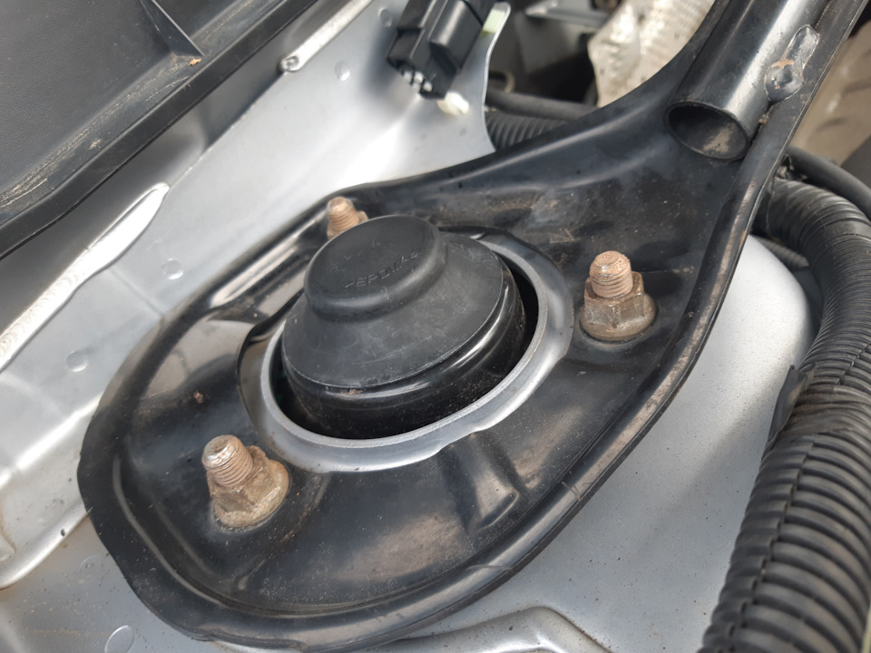 Заглушки передних амортизаторов Out3 — Mitsubishi Outlander XL, 2 л ...