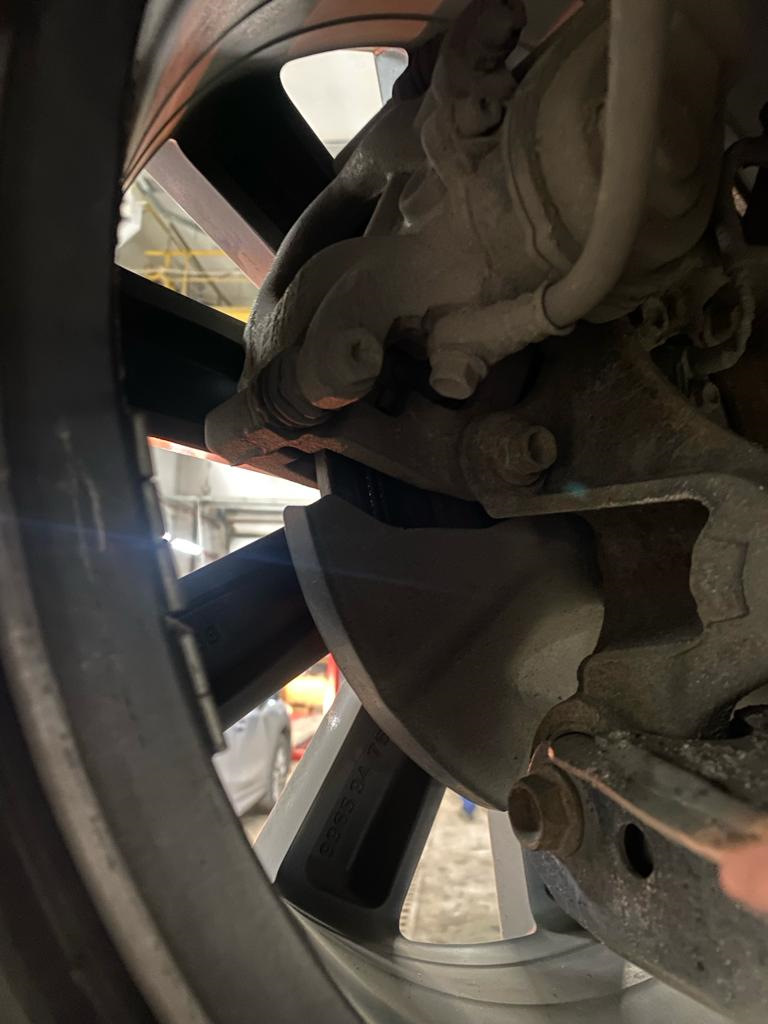 А вот та самая боль, которую точно нужно было чистить, при чем с обеих сторон. Честно говоря, грешу на конструктивные особенности, а не случайное попадание камня. — Mazda 6 (3G) GJ