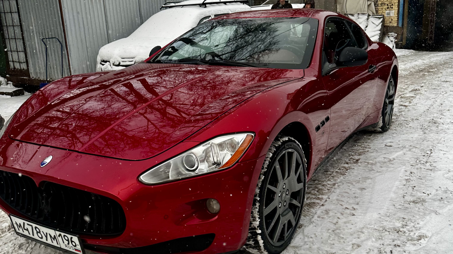 Maserati GranTurismo сбоку