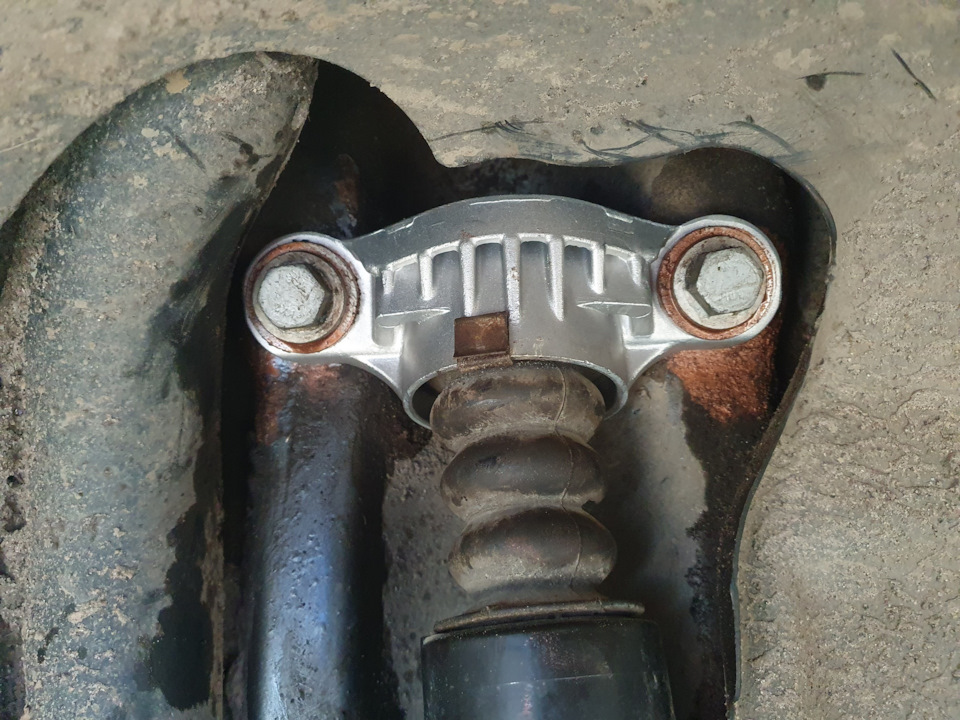 Верхняя опора и крепеж пыльника — Peugeot 308 (1G)