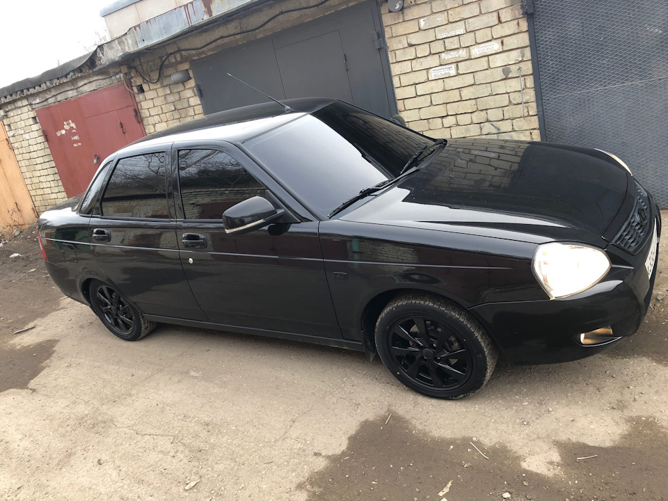 что такое приора black edition. hMAAAgBjzeA 960. что такое приора black edition фото. что такое приора black edition-hMAAAgBjzeA 960. картинка что такое приора black edition. картинка hMAAAgBjzeA 960. LADA предлагает две новые версии LADA Priora для любителей строгой однотонной цветовой гаммы – Black Edition и White Edition. Особенности этих автомобилей: применяемые впервые на Priora 15-дюймовые диски колес, окрашенные в цвет кузова («Пантера» или «Белое облако»), а также черные рамки дверей, белые повторители указателей поворота, новая двухцветная обивка сидений с контрастной прострочкой, молдинг крышки багажника в цвет кузова и черные глянцевые вставки в интерьере.
