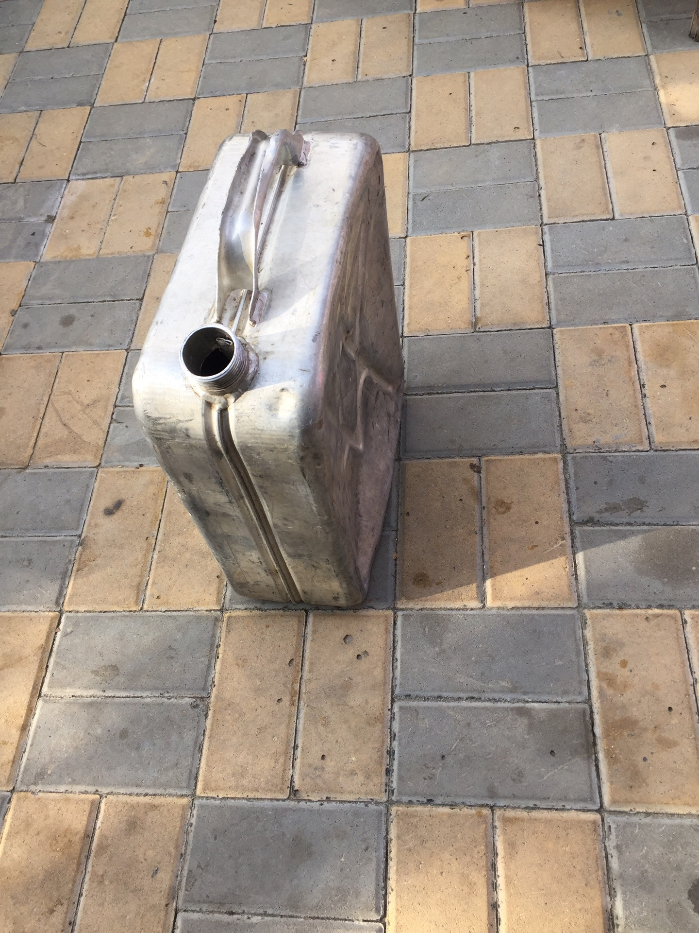 Надулась канистра. Как выпрямить алюминиевую канистру. Крышка к алюминиевой канистре. Как выпрямить алюминиевую канистру. Выправить канистру 20 литров.