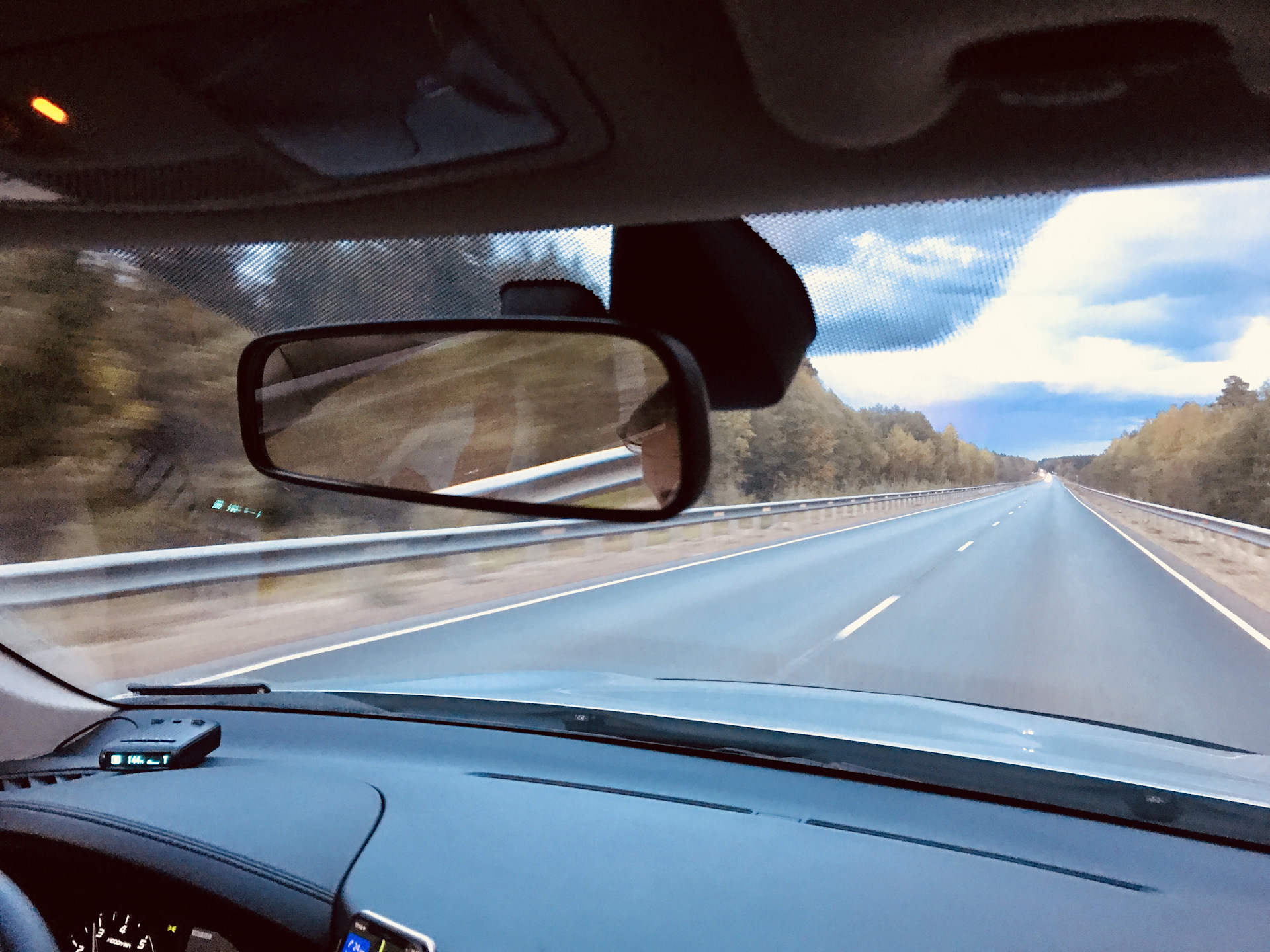 То в дальнюю дорогу. Путешествие на машине. Лобовое стекло изнутри. Дальняя поездка. Дальняя дорога в машине.