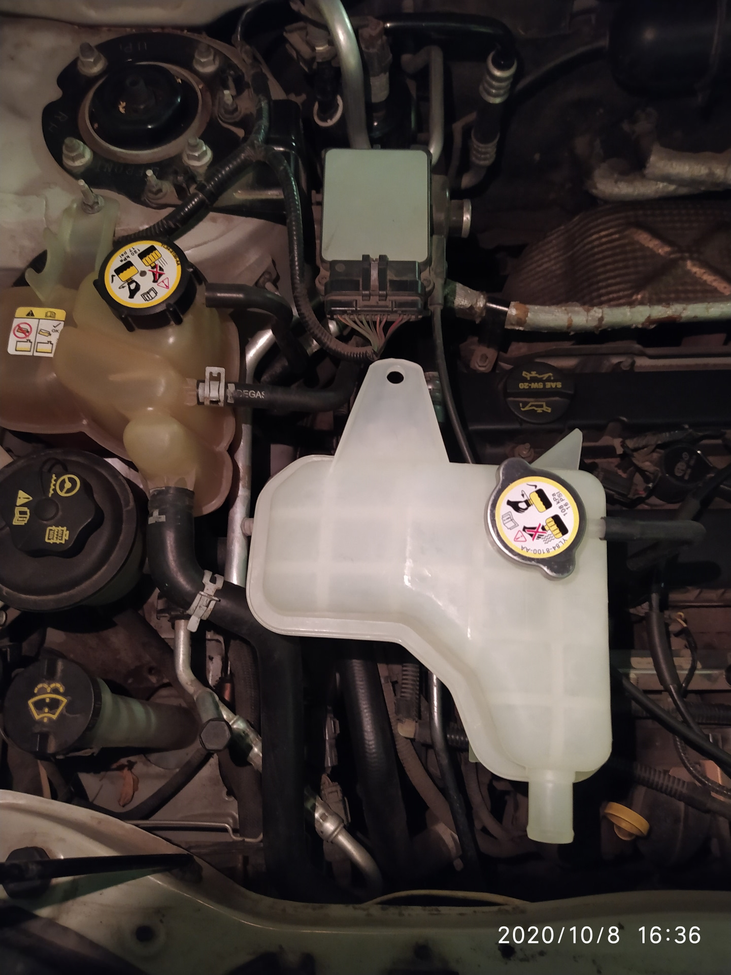 Ford 1931955 super plus. Форд эскейп охлаждающая жидкость. Тормозная жидкость для форд фокус 1. Бачок охлаждающей жидкости форд фокус 2. Бачок ож фокус 2.