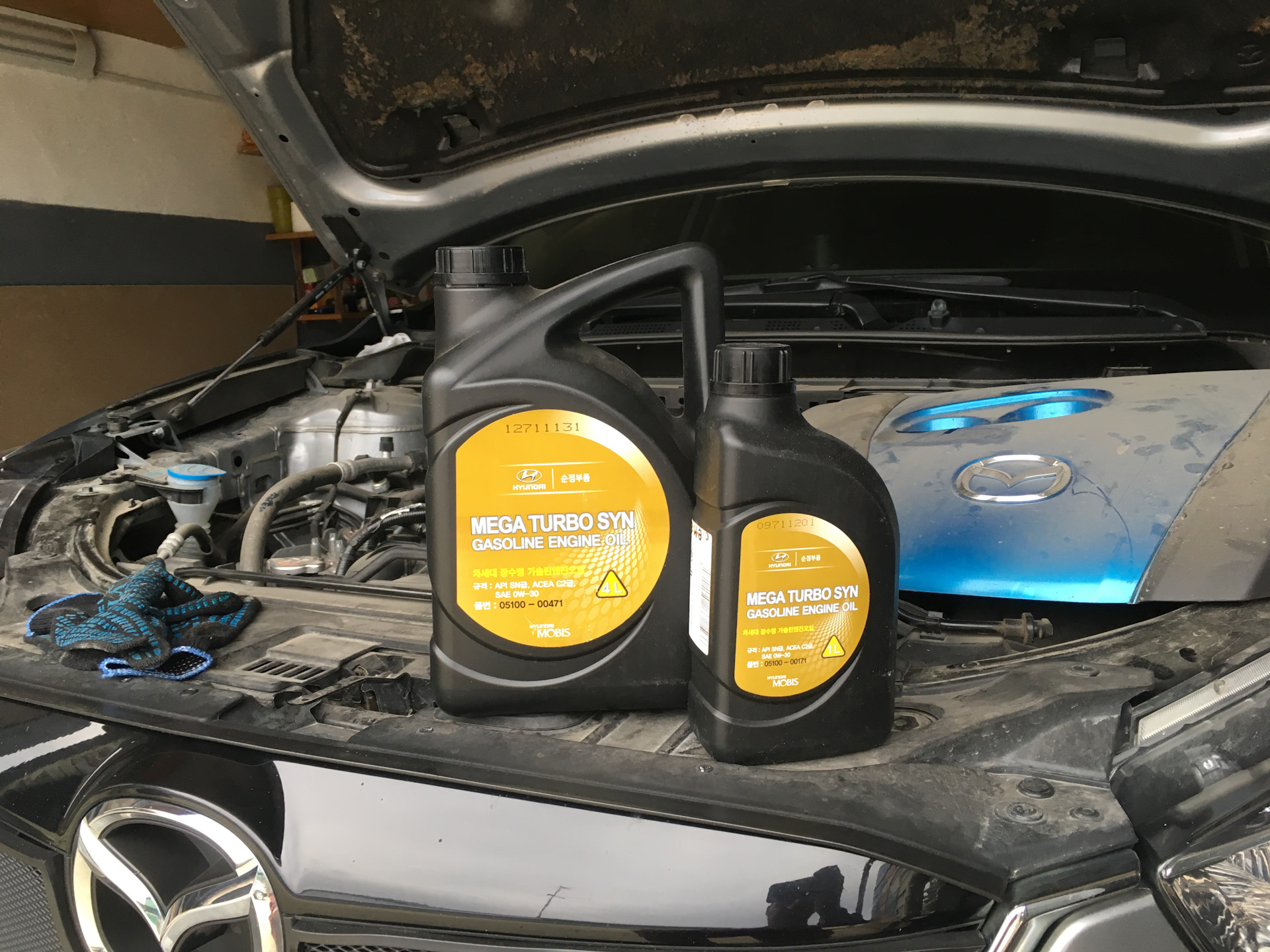 Масло в мазда сх5 2.0. 05100-00471. Замена моторного масла в Мазда сх5 1. Замена масла Mazda CX-5 2017. Замена датчика давление моторного масла Мазда сх5 1.
