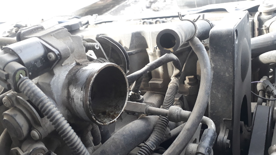 Дыра в патрубке воздушного фильтра — Chevrolet Lanos, 1,5 л, 2007 года ...