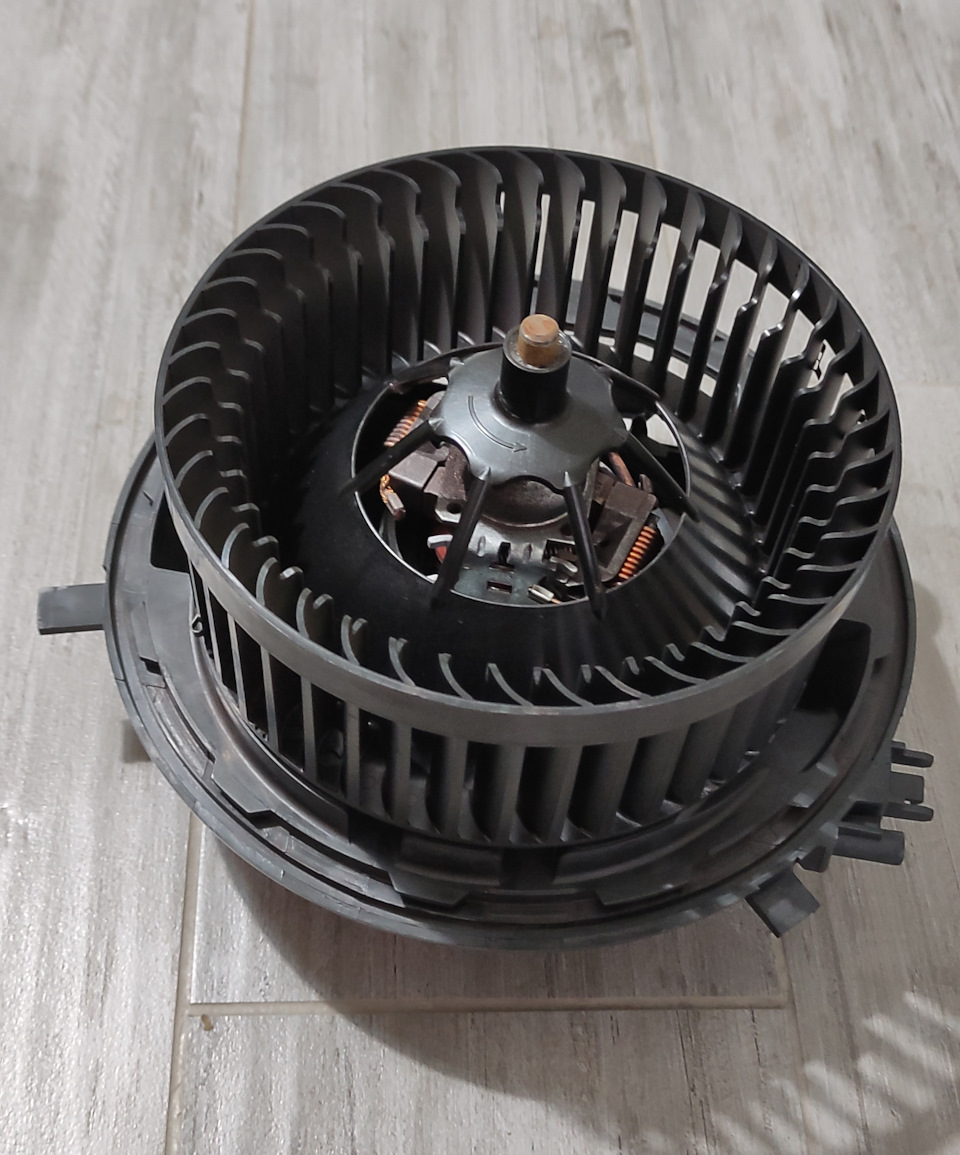 Замена вентилятора отопителя на VAG 5Q1 819 021 J — Skoda Octavia