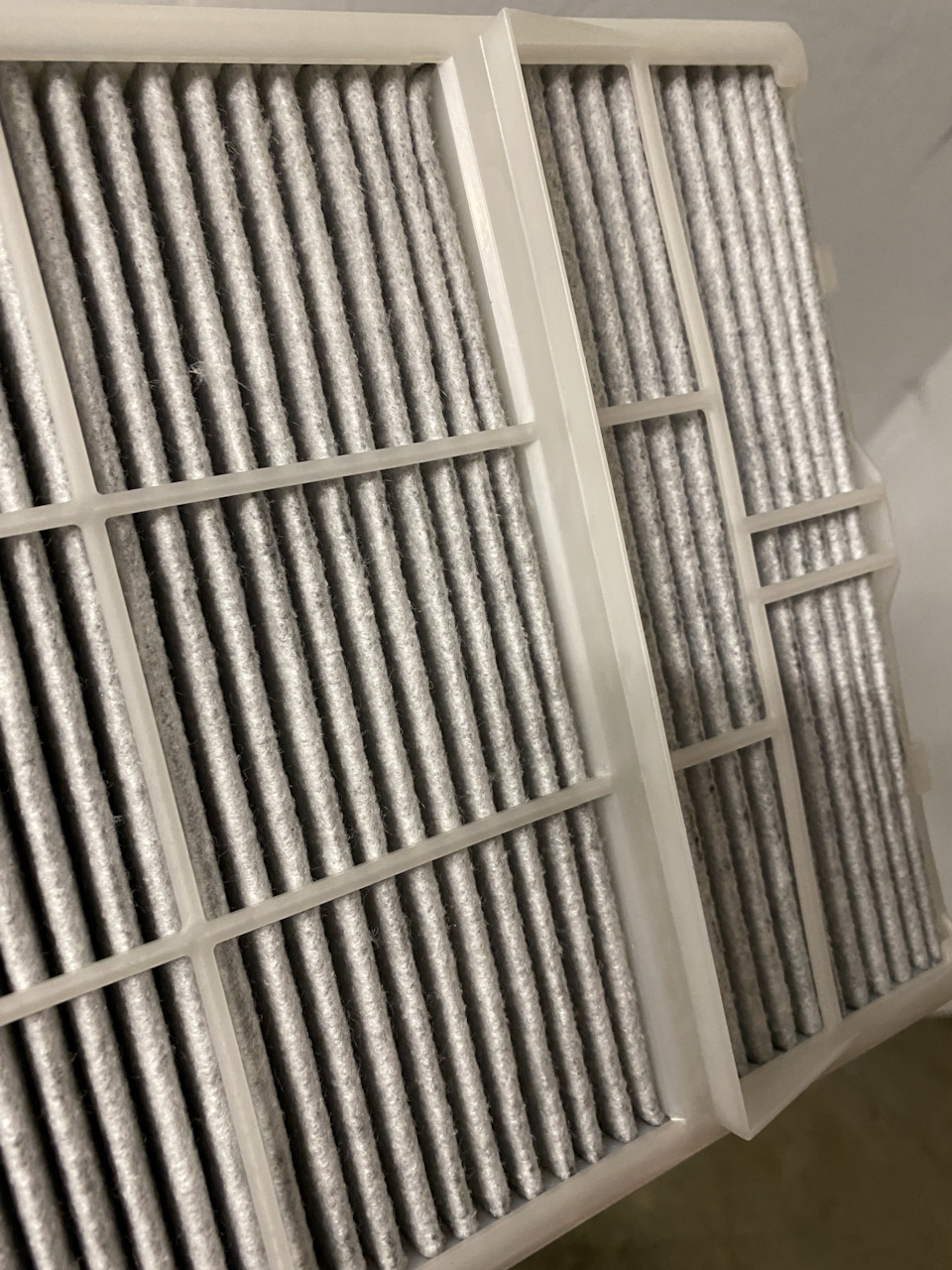 Когда будете устанавливать в корпус, будьте осторожны в месте отлива. Такой же отлив сделан внутрь, можно нечаянно порвать об него фильтр в момент протягивания вдоль корпуса. — Toyota RAV4 (5G)