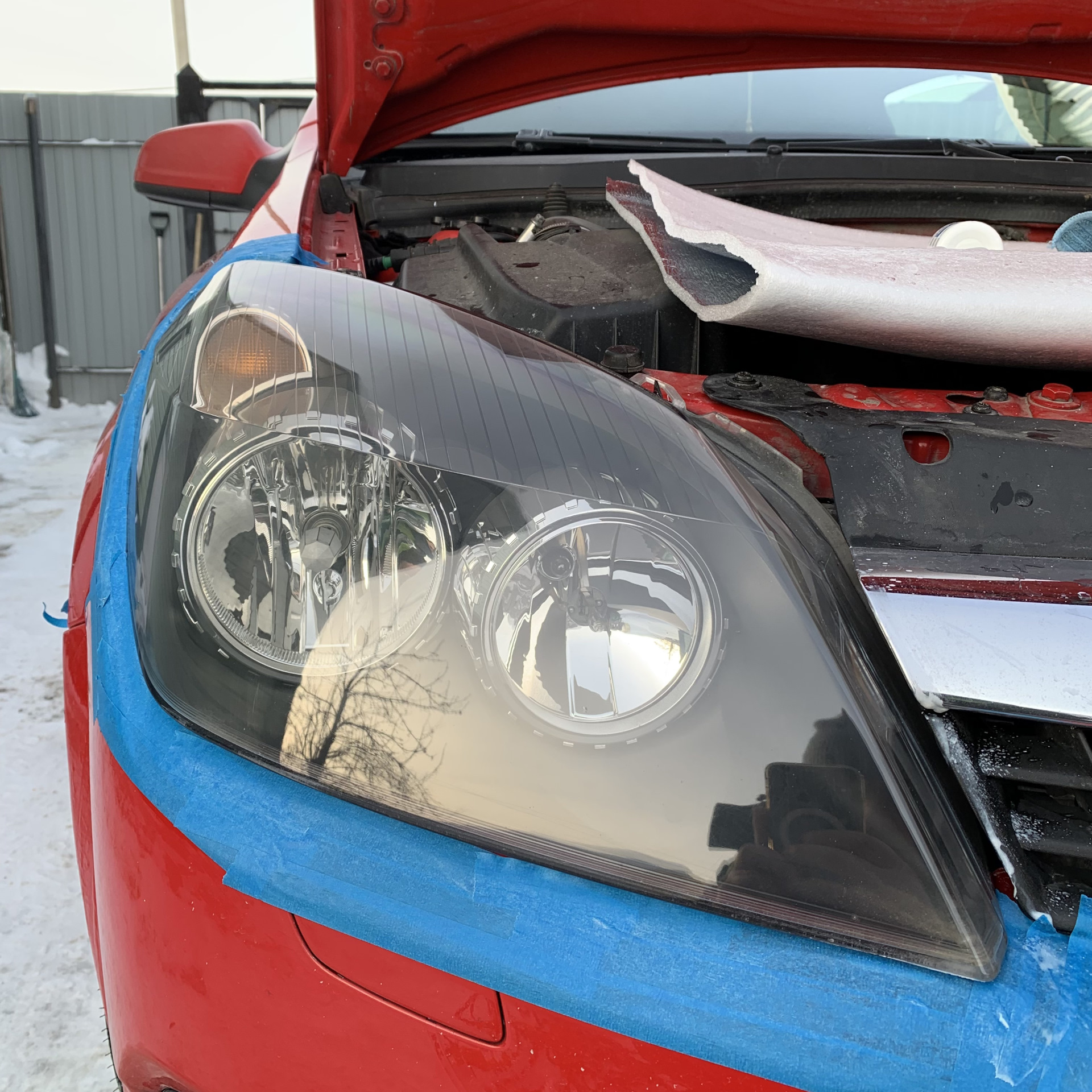 Восстановление фар лаком. Снятие лака с фары растворителем. Полировка рассеивателя фар. Снятие лака с фар автомобиля. Как снять лак с фары.