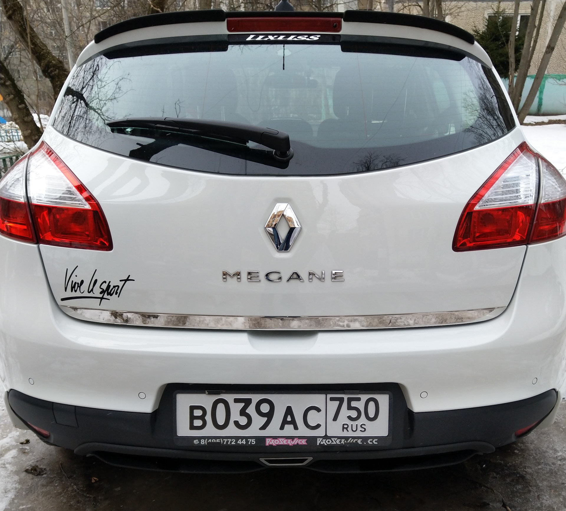 Номера без флага и без отверстий под болты. — Renault Megane III, 1,6 л,  2015 года | стайлинг | DRIVE2