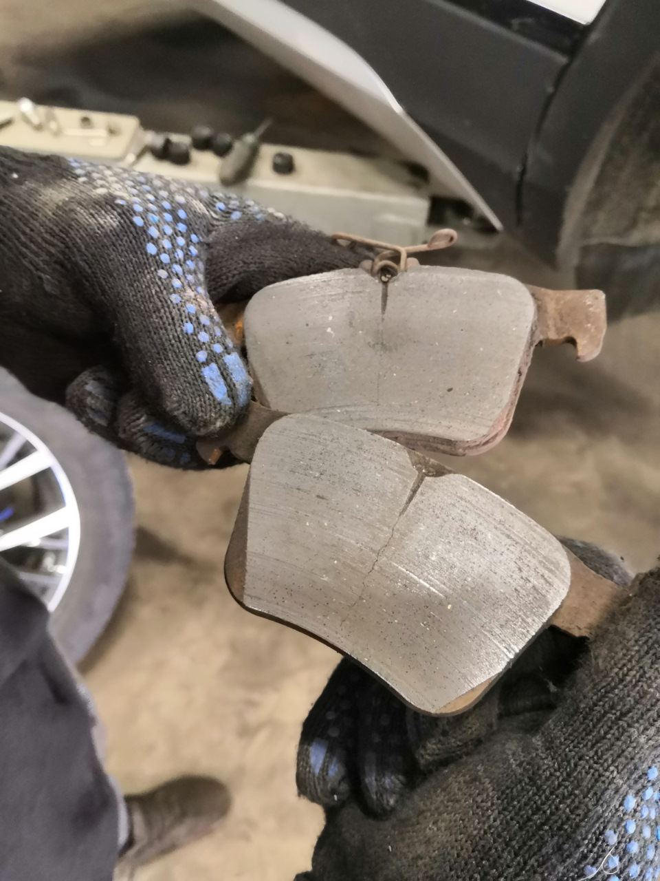 25. Замена задних тормозных колодок с проточкой дисков по месту ...