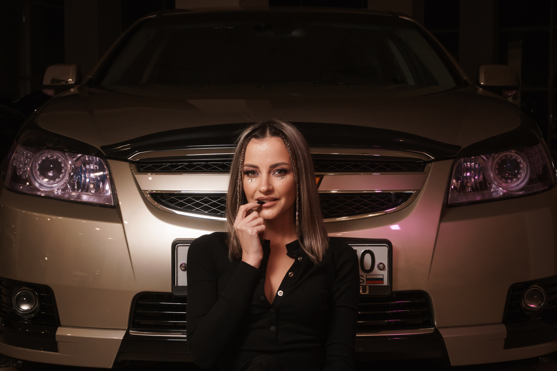 Эпика поддержка. Шевроле Эпика Елена Лисовская. Chevrolet Epica фотосет. Девушка возле Шевроле Эпика. Карина с Эпика.