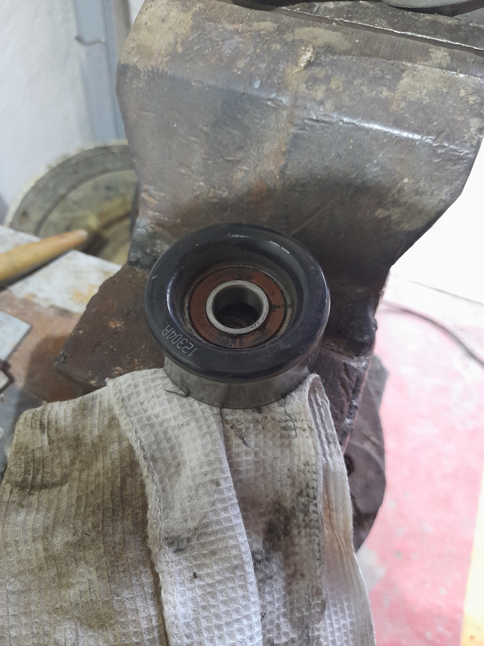 Замена подшипника натяжного ролика генератора. — Opel Astra J, 1,6 л ...