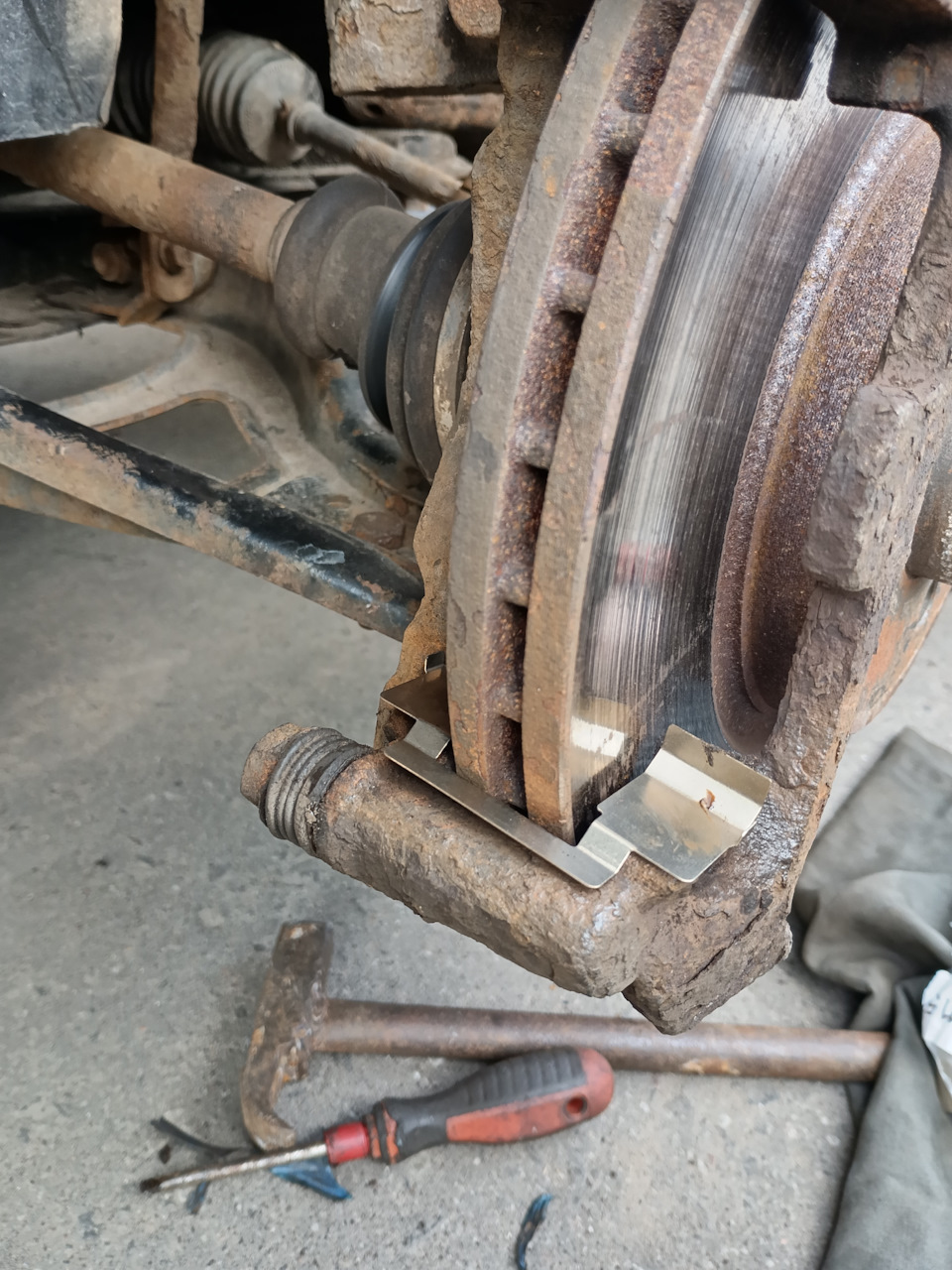 Замена поворотного кулака, шаровой, возвращение пластинок на скобы ...