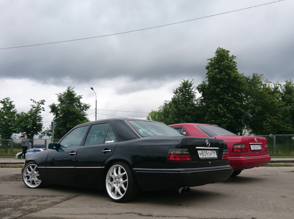 ну и нельзя не устроить отдельный фотосет! Два 124х это красиво! — Mercedes-Benz E-Class (W124)